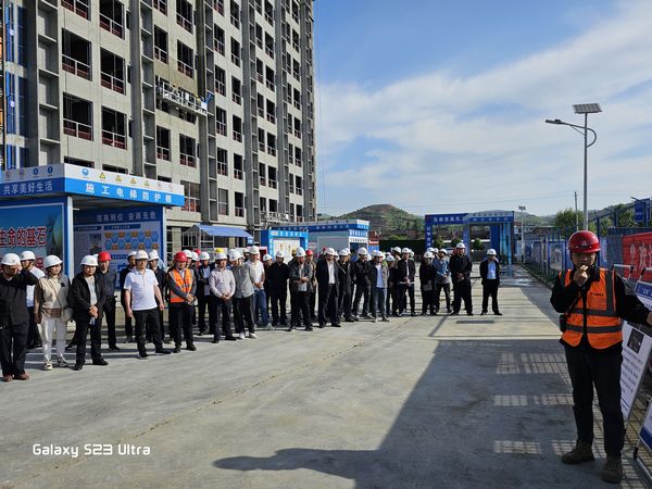漢陰縣建設(shè)局在漢陰縣實(shí)驗(yàn)中學(xué)二期建設(shè)工程項(xiàng)目施工現(xiàn)場(chǎng)組織觀摩交流