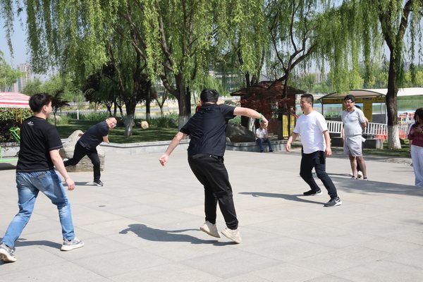 陜煤建設(shè)路橋分公司舉辦“迎五一、鼓干勁、促團(tuán)結(jié)”懷舊嘉年華趣味活動(dòng)