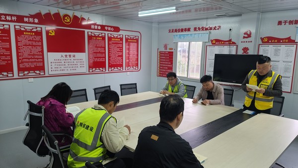 陜煤建設銅煤公司第一項目部組織“讀經(jīng)典，傳遞青春能量”青年職工主題活動