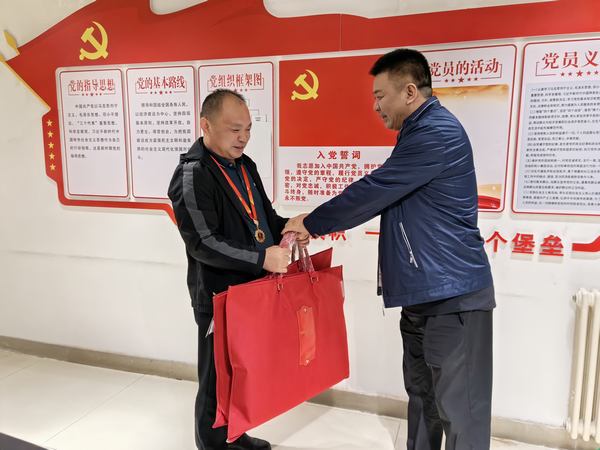 陜煤建設(shè)礦建二公司開(kāi)展“走訪(fǎng)慰問(wèn)勞模 弘揚(yáng)榜樣力量”慰問(wèn)勞?；顒?dòng)