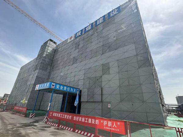 陜煤建設渭南分公司第十三項目部承建的陜煤研究院涇河新城新能源產業(yè)基地項目21#廠房喜封金頂