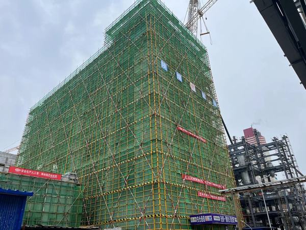 陜煤建設(shè)天工公司承建的陜化尿素工序提升裝備改造項目大顆粒尿素（00813）工程主體結(jié)構(gòu)順利封頂