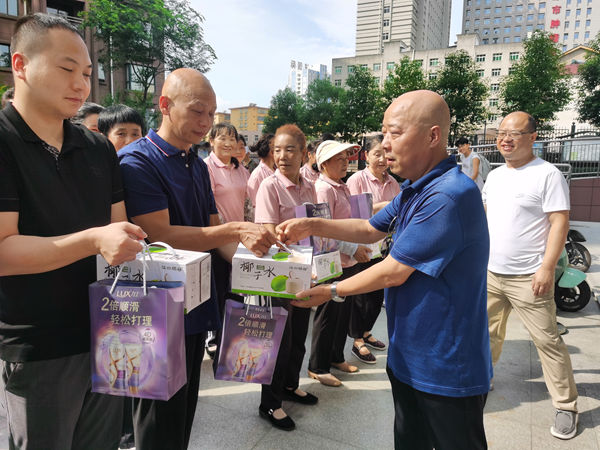 陜煤建設(shè)大秦置業(yè)公司：開(kāi)展“夏日送清涼 關(guān)懷暖人心”慰問(wèn)活動(dòng)