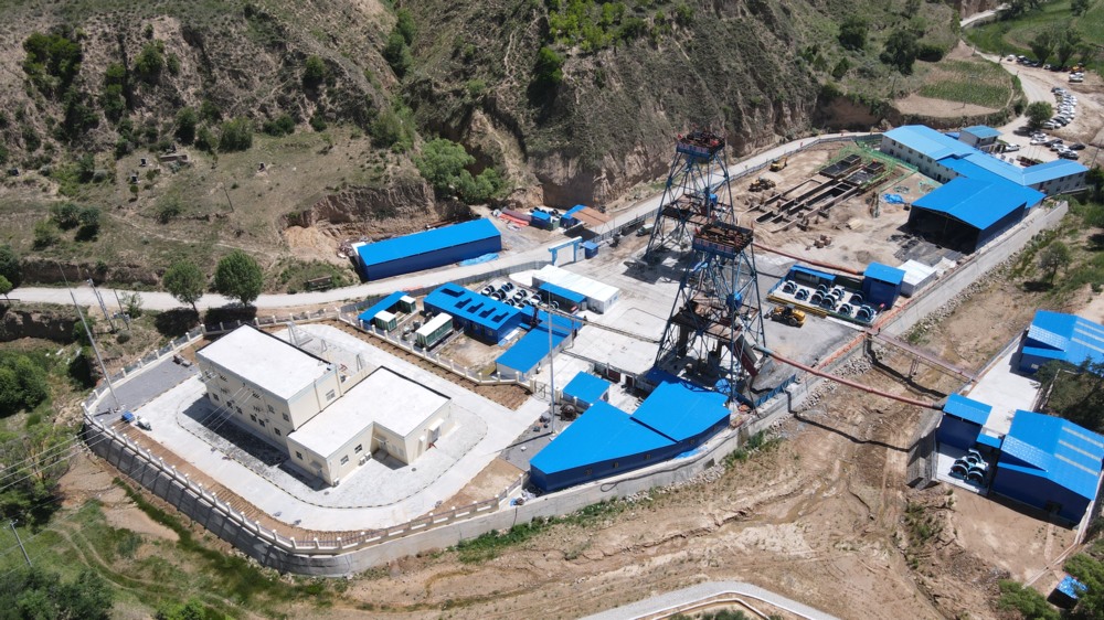 陜煤建設(shè)礦建三公司承建的華龍煤業(yè)貫屯煤礦西翼進(jìn)、回風(fēng)立井煤門順利完工