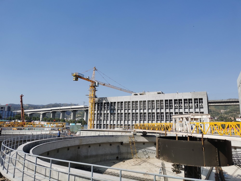 十月的磚瓦，建設(shè)的詩行