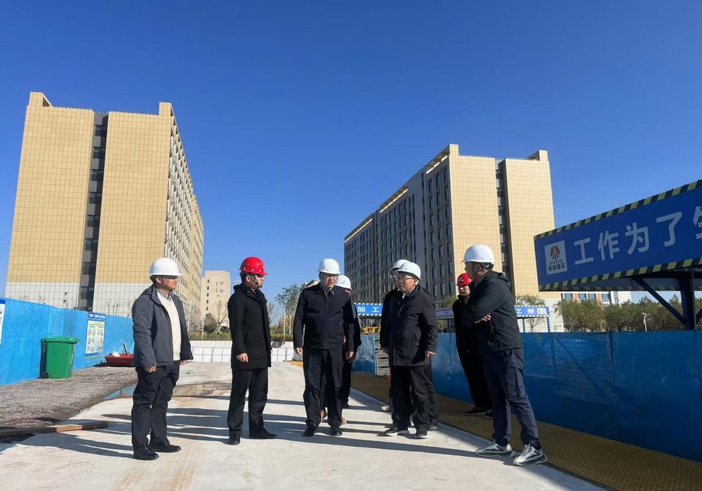 鄂爾多斯市代建中心及應用技術學院校方對鄂爾多斯市應用技術學院項目進行調研