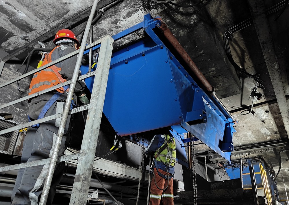 陜煤建設(shè)洗選煤運營分公司第二項目部：落煤塔暗道給煤機更換工程順利竣工，助力煤礦高效生產(chǎn)
