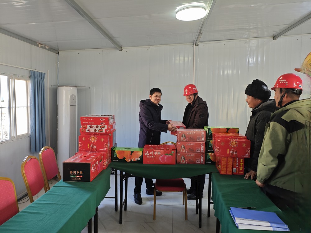 陜西彬長文家坡礦業(yè)有限公司副總經(jīng)理、總工程師王飛深入天工公司基層項目部慰問