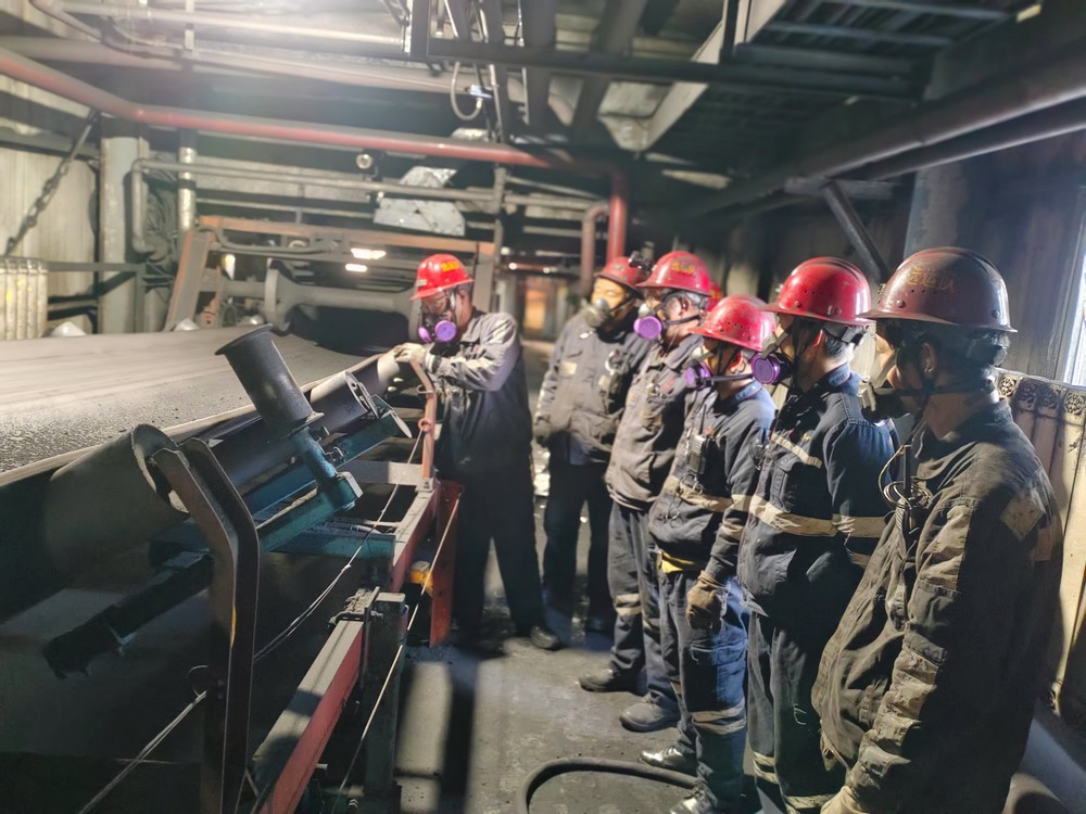 陜煤建設洗選煤運營公司澄合山陽運營項目部：擰緊班組“安全閥”，奏響生產(chǎn)“交響曲”