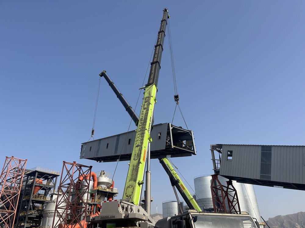 陜煤建設(shè)天工公司土建第二十一項(xiàng)目部：雙機(jī)抬吊破難題，通廊凌空展雄姿