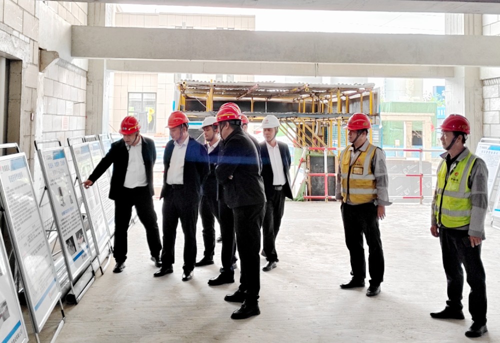 陜煤集團(tuán)基本建設(shè)部高級主任師楊景輝一行深入陜煤建設(shè)銅煤公司承建的檸條塔新建3#、4#員工公寓樓項(xiàng)目檢查指導(dǎo)工作