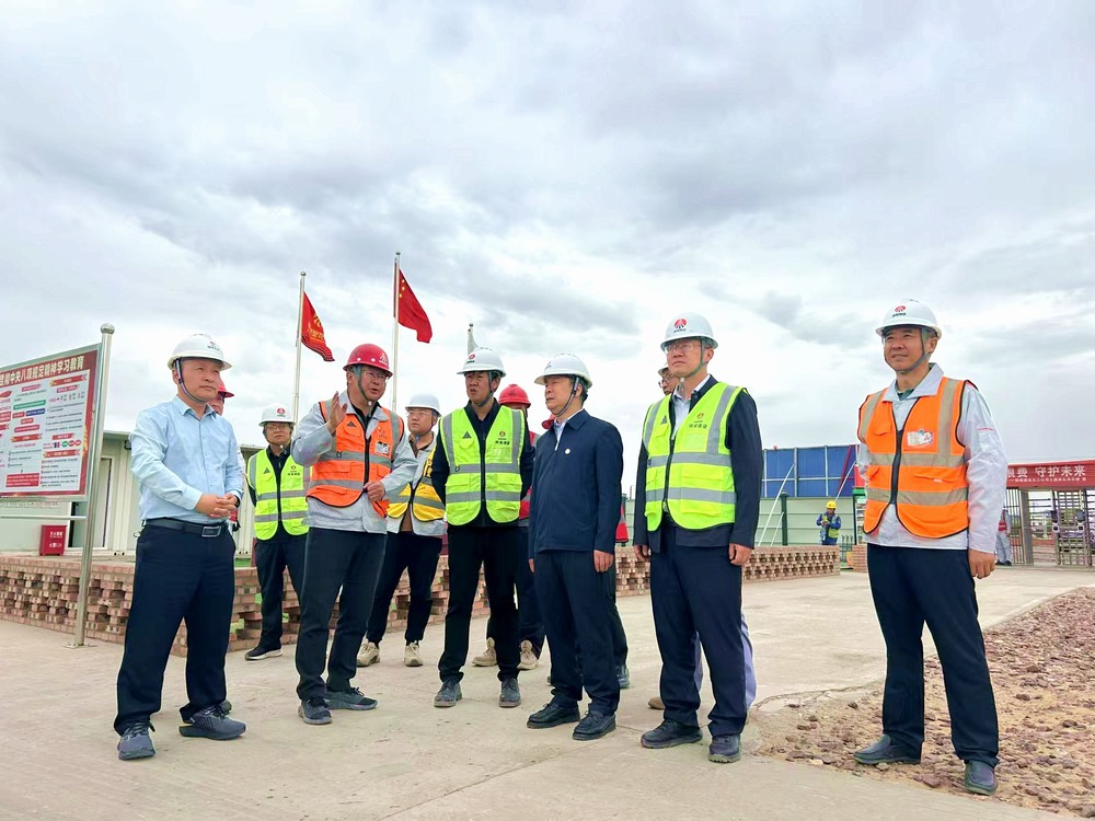 陜煤集團(tuán)工程總監(jiān)、基本建設(shè)管理部總經(jīng)理李仰東深入榆林化學(xué)二期項(xiàng)目檢查指導(dǎo)
