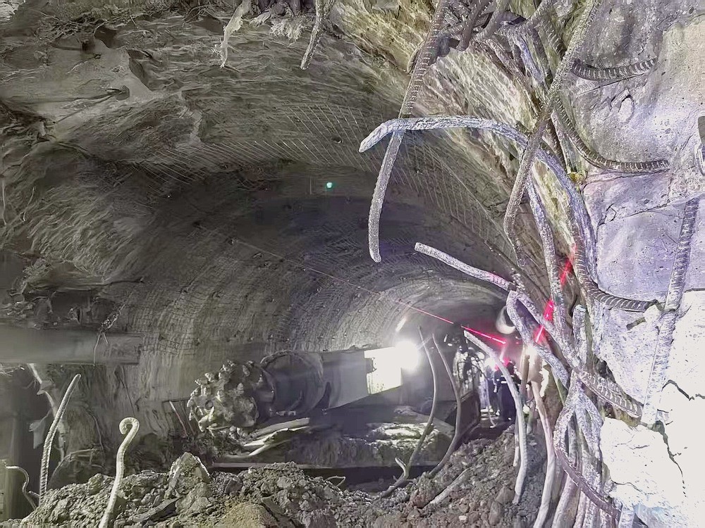 104米掘進(jìn)攻堅(jiān)！袁大灘煤礦2煤東翼帶式輸送機(jī)機(jī)頭硐室順利貫通