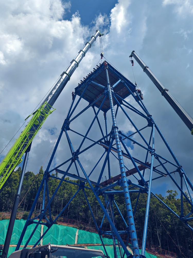 陜煤建設(shè)礦建三公司海南鸚哥嶺項(xiàng)目ⅣG型井架成功合攏