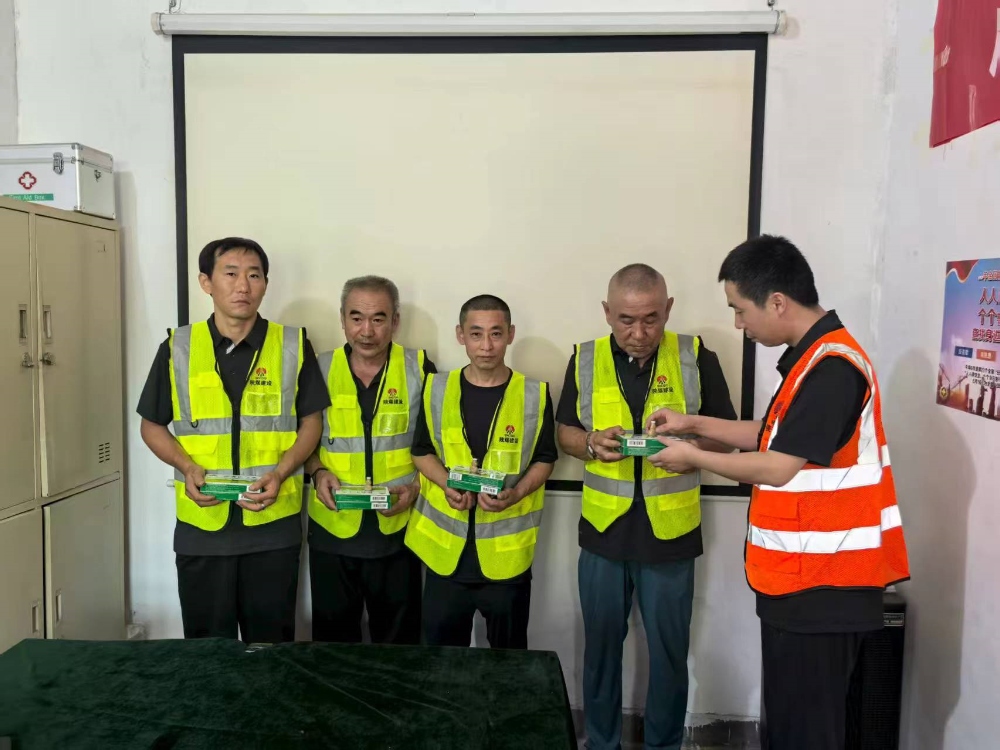 高溫送清涼 關(guān)懷筑防線