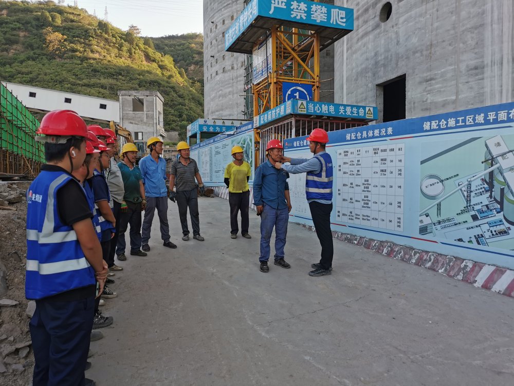 陜煤建設(shè)韓城分公司土建十一項(xiàng)目部：每日一聚話安全，工地防線牢又堅(jiān)