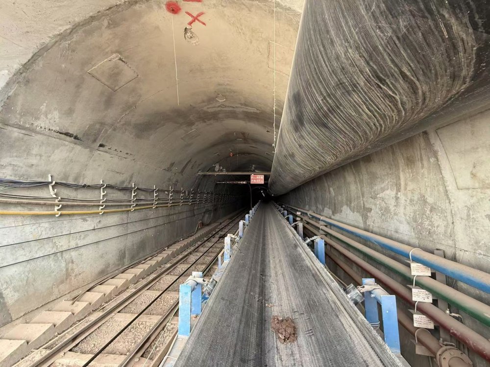 陜煤建設天工公司礦建六部：玻璃溝煤礦主斜井皮帶排矸系統(tǒng)試運轉一次成功