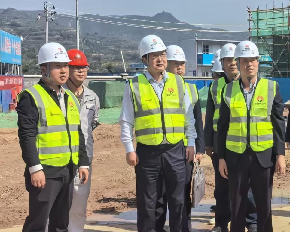 陜西省煤層氣黨委委員、紀(jì)委書記董巨國一行深入天工公司土建第二十一項(xiàng)目部開展節(jié)前檢查指導(dǎo)工作