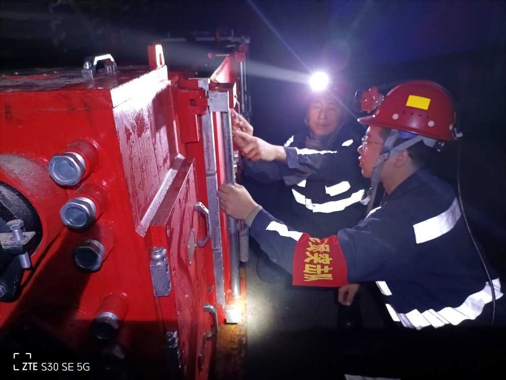 陜煤建設韓城分公司張家峁項目部：錨定百日安全沖刺目標 擰緊機電安裝“安全閥”