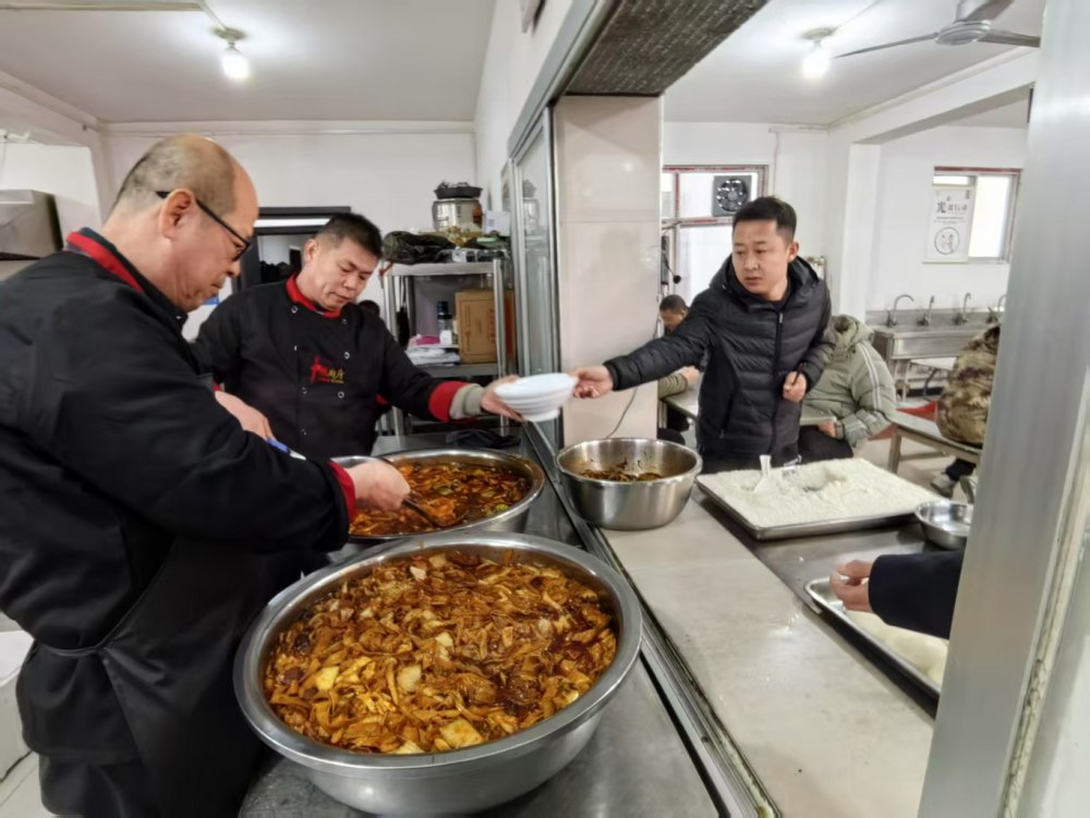 陜煤建設(shè)煤礦運營服務(wù)分公司：一線寒冬，后勤送暖