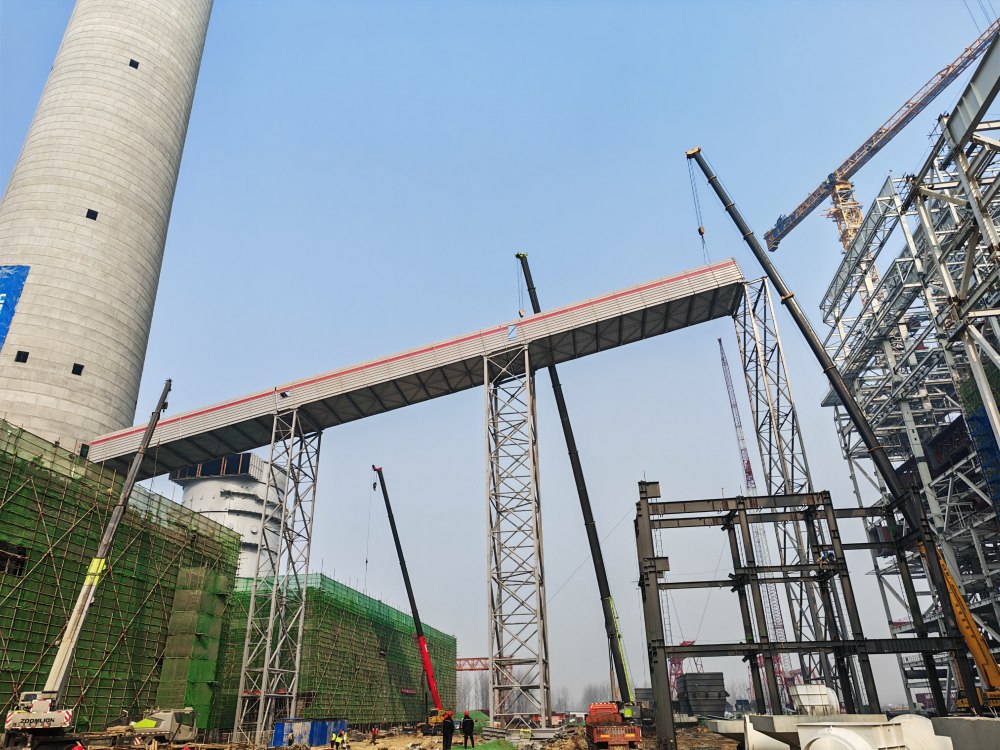 突破“空中走廊”！陜煤建設(shè)韓城分公司土建十六項(xiàng)目部承建的陜煤信陽超超臨界工程裝配式輸煤棧橋建設(shè)再傳捷報(bào)