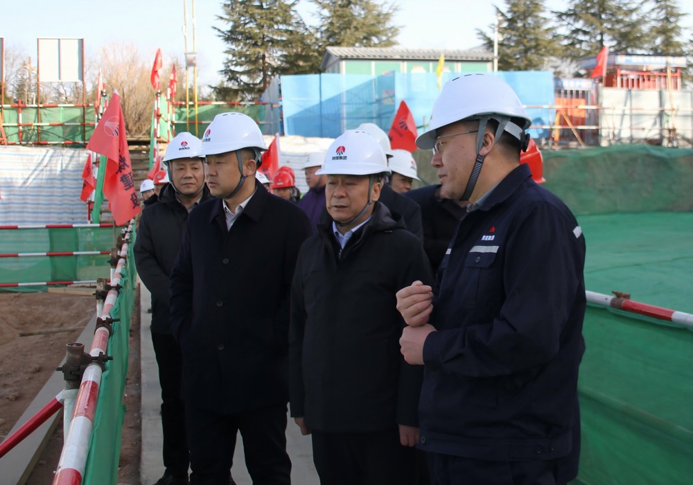 陜煤集團工程總監(jiān)、基本建設(shè)管理部總經(jīng)理李仰東深入陜煤建設(shè)承建的銅創(chuàng)能材項目檢查指導(dǎo)工作
