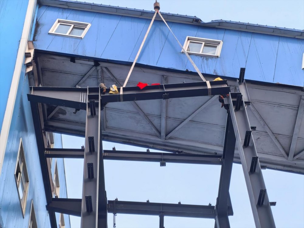 陜煤建設(shè)天工公司土建第二十五項目部韓家灣項目新增主廠房鋼結(jié)構(gòu)順利封頂！
