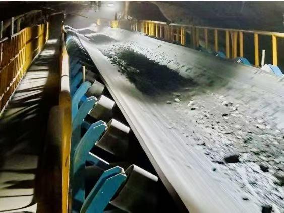 陜煤建設(shè)機(jī)電安裝公司涌鑫項(xiàng)目部攻堅(jiān)17天高效完成長(zhǎng)距離帶式輸送機(jī)安裝工程