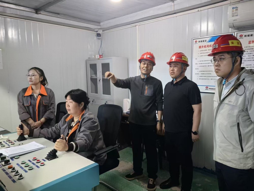 韓城礦業(yè)公司領(lǐng)導(dǎo)“五一”深入礦建二公司第二項(xiàng)目部督導(dǎo)安全并慰問一線建設(shè)者