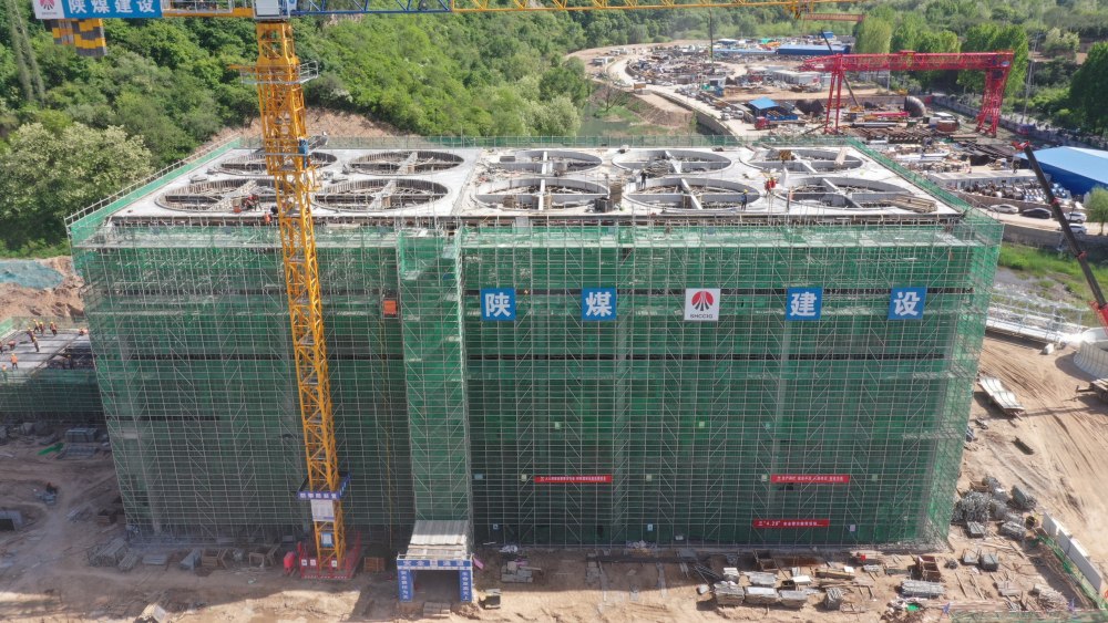 陜煤建設(shè)承建的黃陵礦業(yè)店頭電廠二期擴(kuò)建項(xiàng)目主廠房建筑工程輔機(jī)干冷塔主體順利封頂
