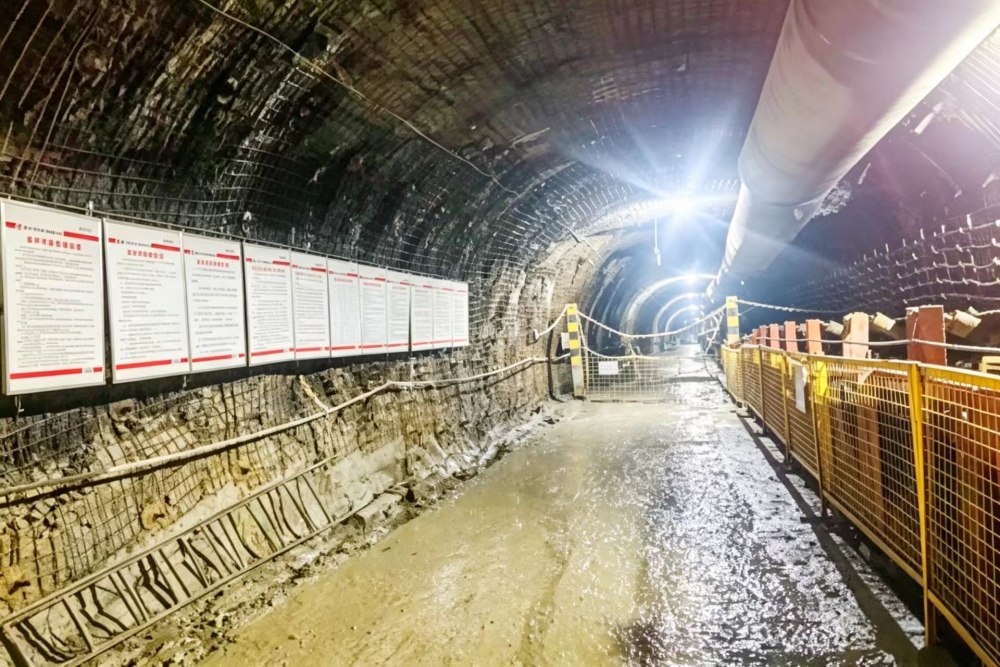 陜煤建設煤礦運營服務分公司：小保當二號煤礦二水平主暗斜井下山掘進段工程圓滿完成施工任務