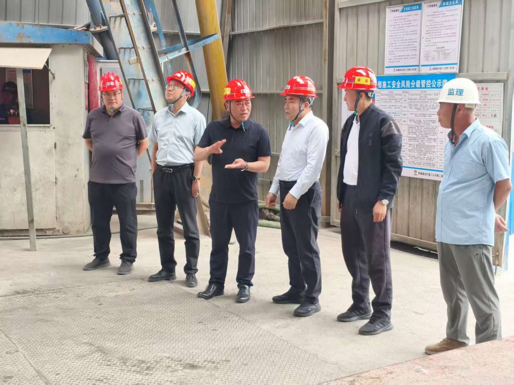 渭南市應(yīng)急管理局副局長馮黨軍帶隊(duì)到陜煤建設(shè)礦建二公司第二項(xiàng)目部進(jìn)行檢查