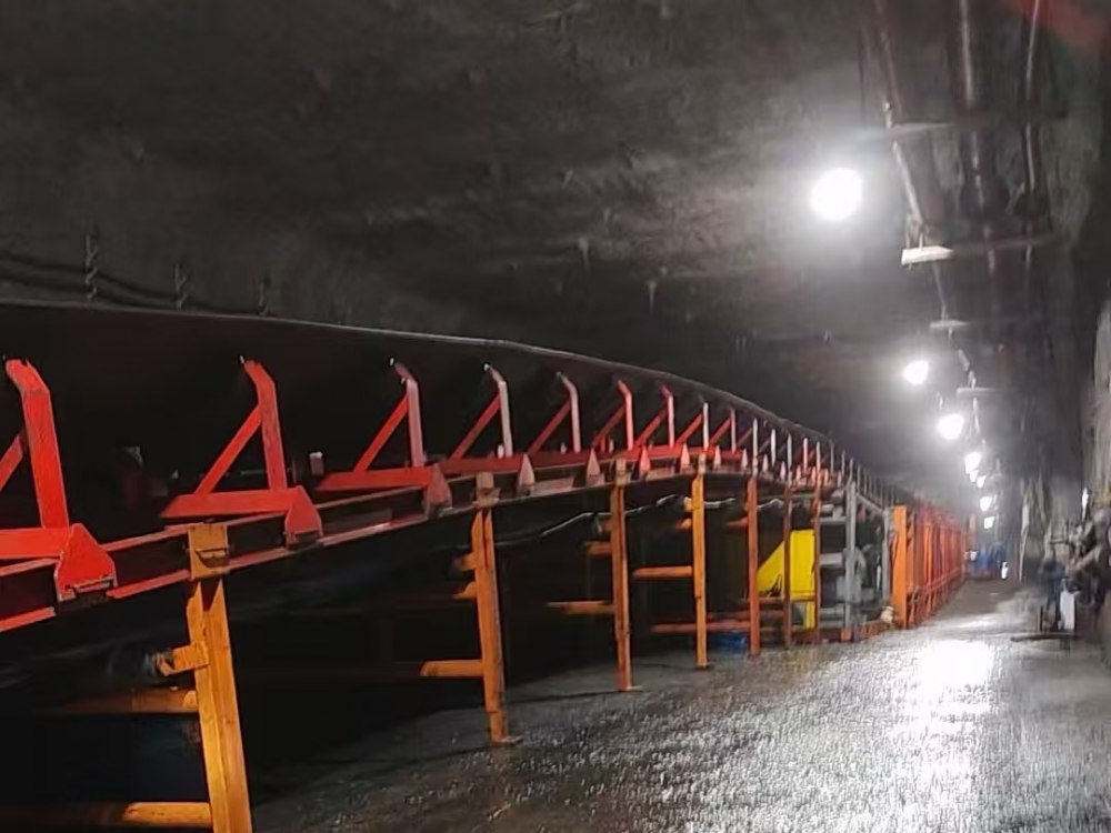 陜煤建設(shè)機(jī)電安裝公司神府項(xiàng)目部順利完成井下順槽帶式輸送機(jī)安裝工程
